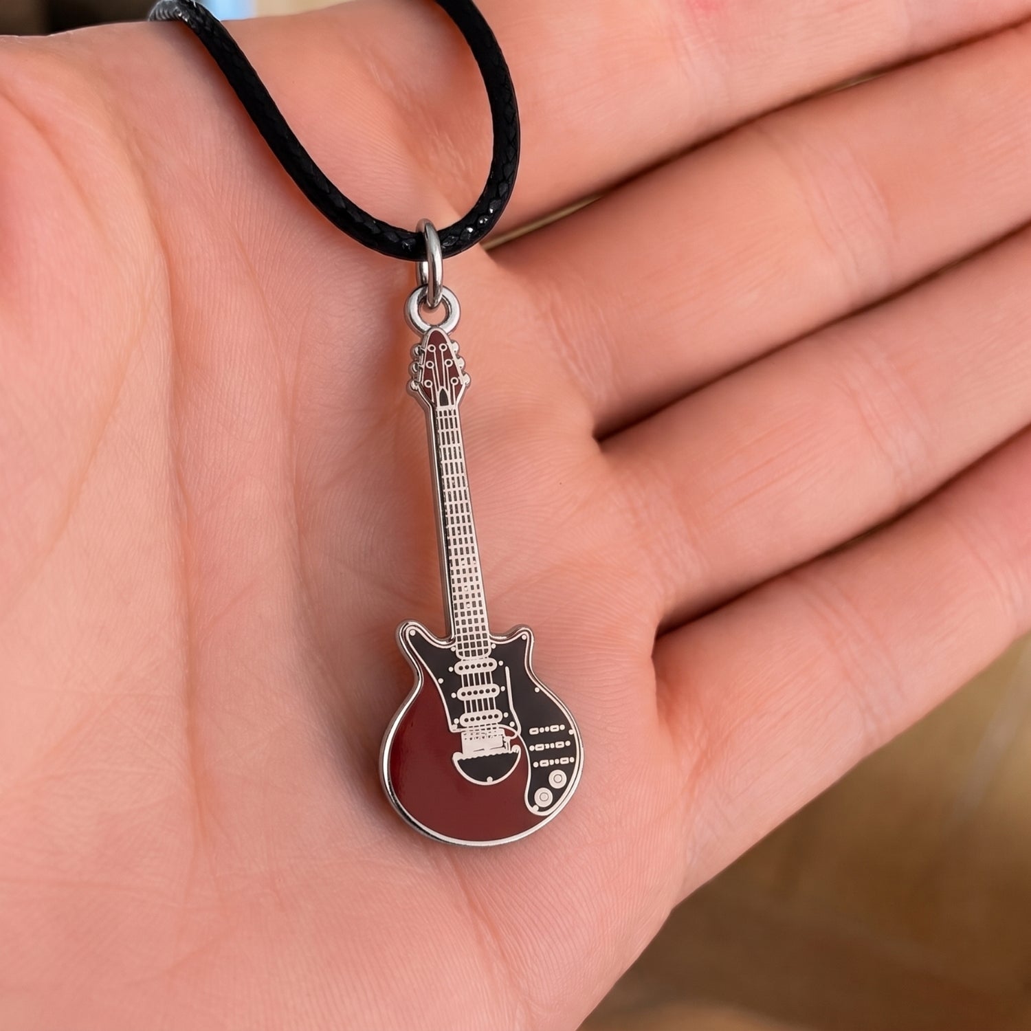 Brian May "Red-Special" Guitar Necklace – 40mm Guitar Pendant with 46cm Black Faux Leather Cord