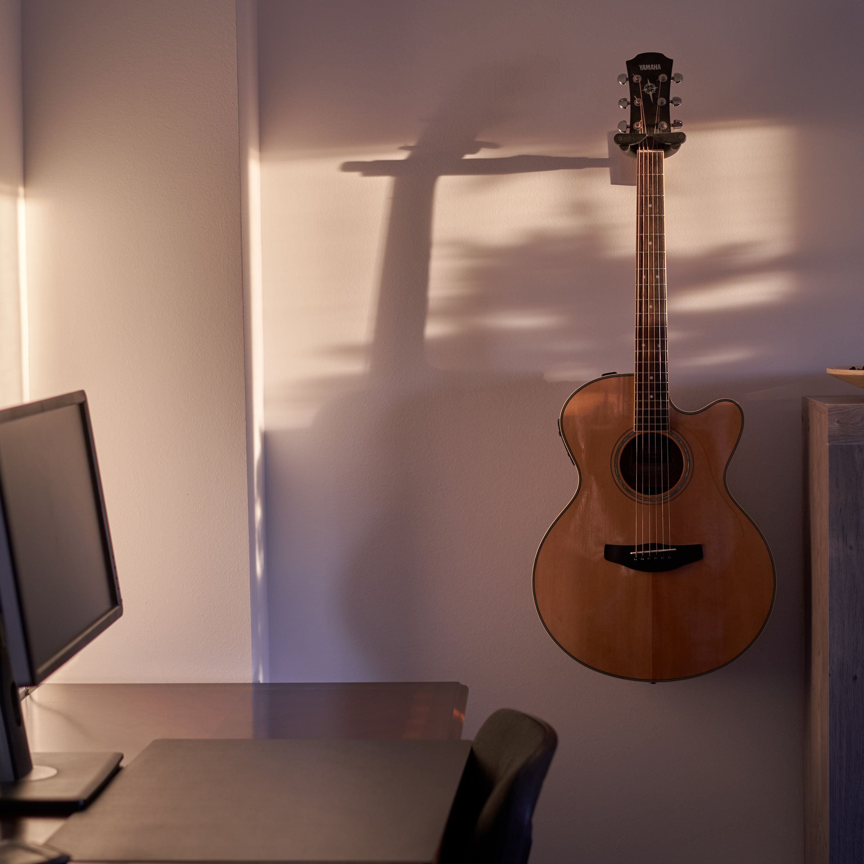 HERCULES Auto-Swivel Guitar Yoke Hanger